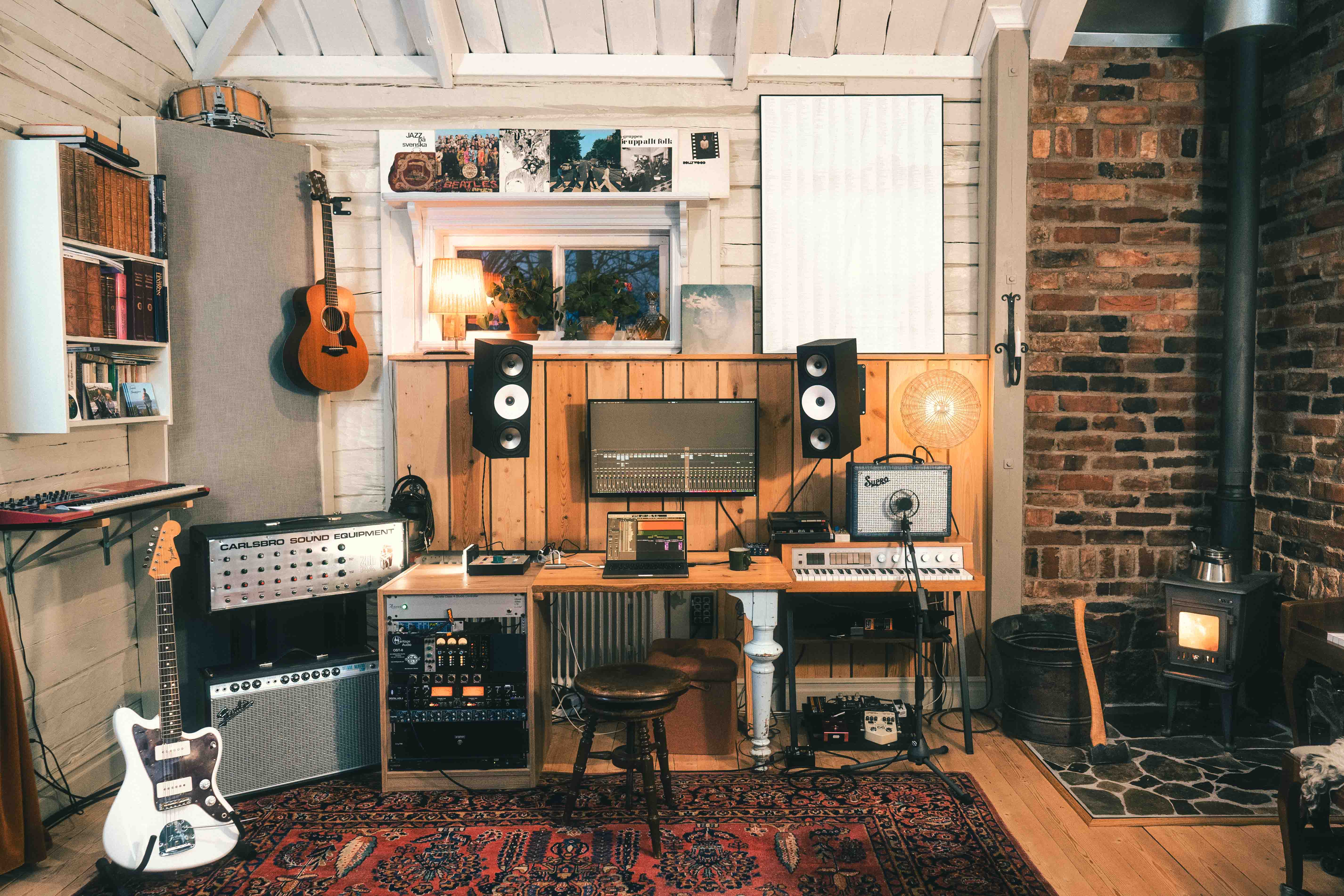 på studions arbetsstation med högtalare och dator